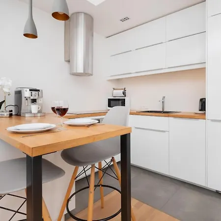 Spacious Aleja Rzeczypospolitej With Balcony By Renters Apartamento Gdańsk