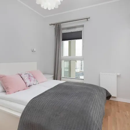 Spacious Aleja Rzeczypospolitej With Balcony By Renters * Gdańsk