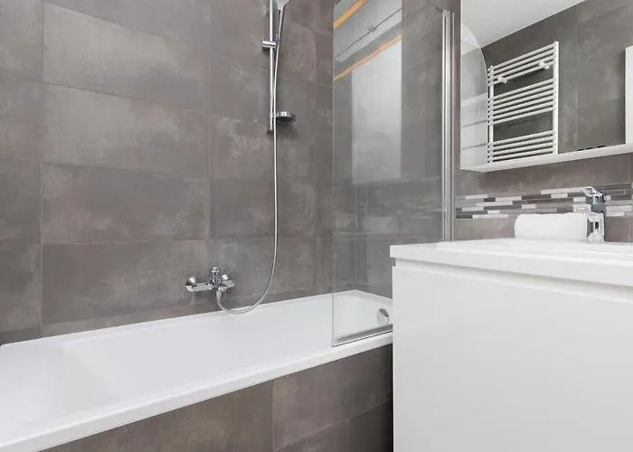 Apartamento Spacious Aleja Rzeczypospolitej With Balcony By Renters *