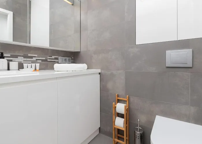 Spacious Aleja Rzeczypospolitej With Balcony By Renters Gdansk